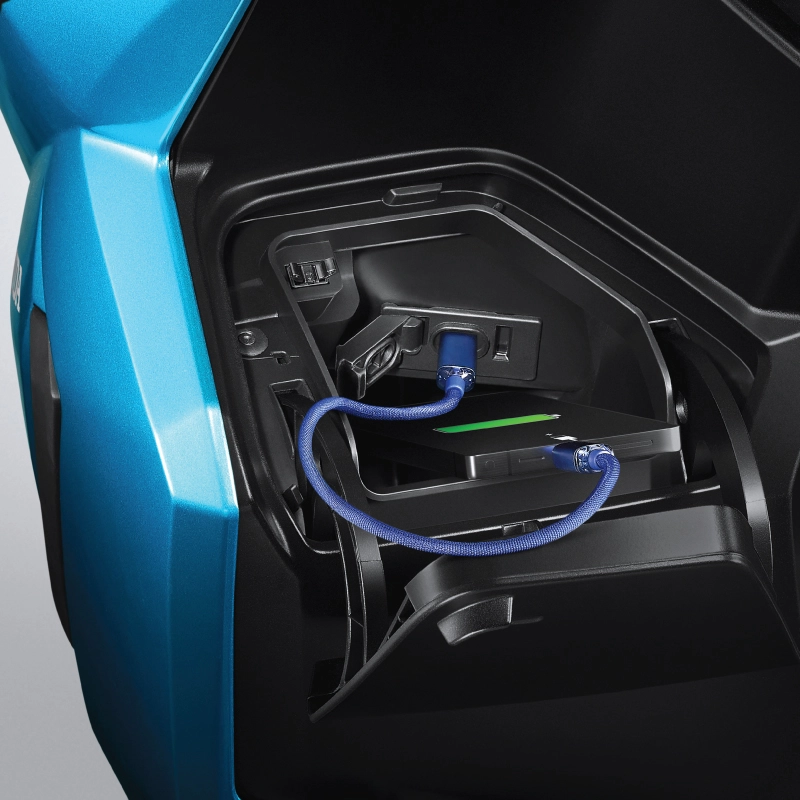 USB Charger Type C dengan output maksimal 5V 3A di dalam Console Box, untuk mempercepat dan mempermudah pengisian daya