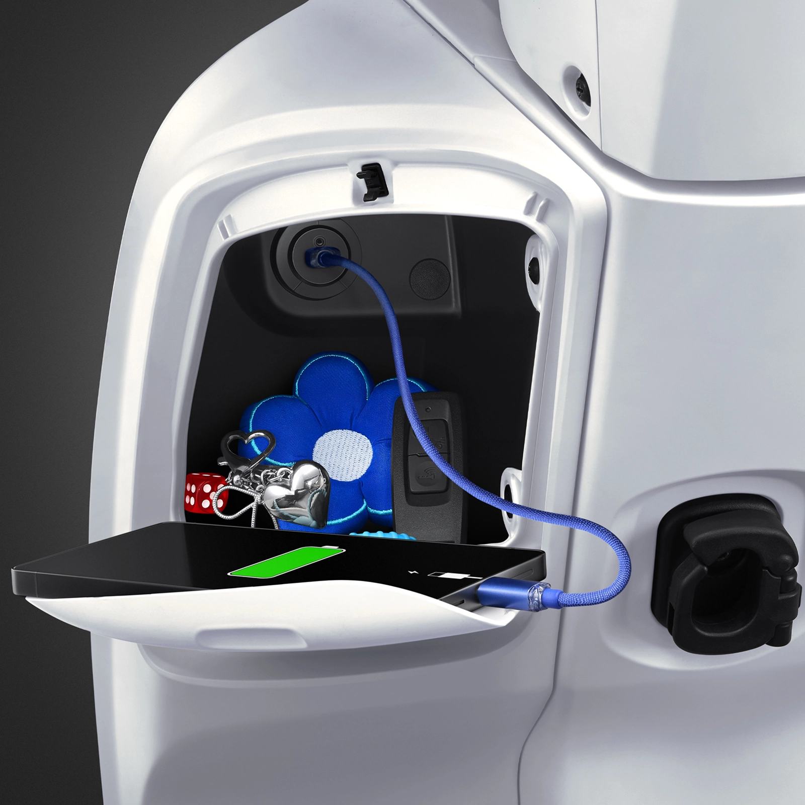 Console Box dengan kapasitas lebih besar (4L) disertai mekanisme bukaan yang lebih mudah hanya dengan menekan untuk membuka dan menutup.