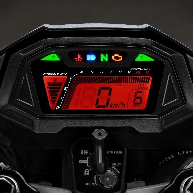 Panel meter full digital yang futuristik terintegrasi dengan informasi yang lengkap seperti kecepatan, putaran mesin dan transmisi.