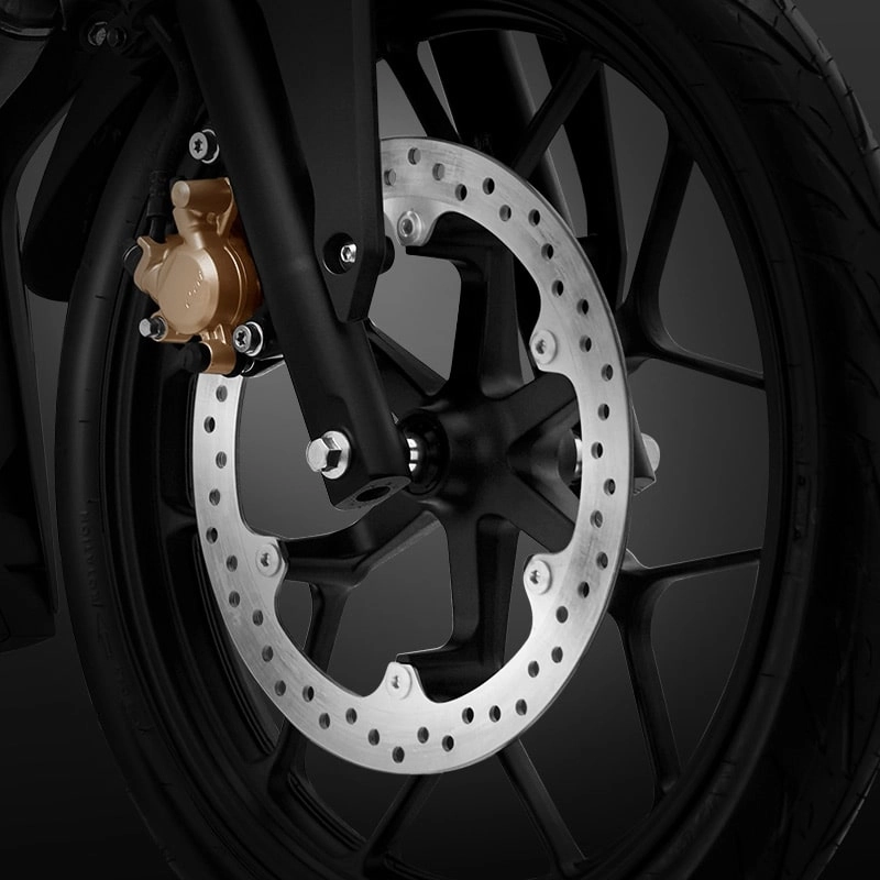 Disc Brake belakang dan Disc Brake depan terbesar di kelas nya menghasilkan performa optimal saat pengereman di segala aksi