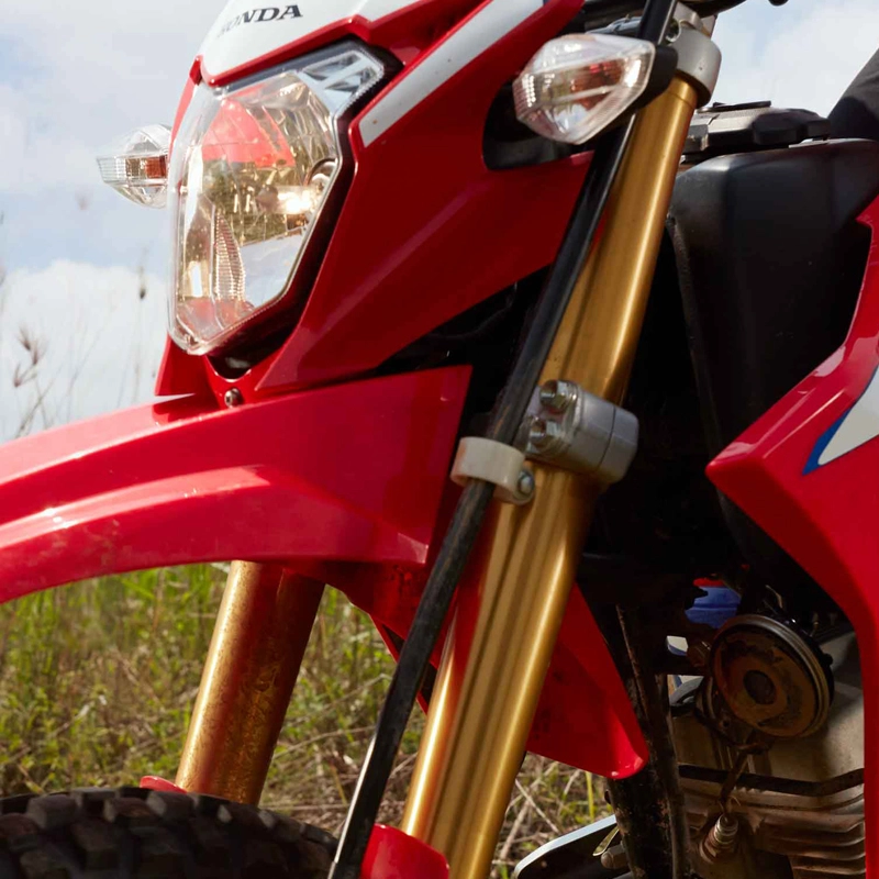 Suspensi depan Inverted terbesar dikelasnya dengan ukuran diameter pipa 37mm dan panjang stroke 225mm, memberikan performa handling maksimal dan lebih stabil saat melewati berbagai medan jalan. Tampilan juga menjadi semakin gagah dan berkelas dengan adanya gold color anodize pada tabung suspensi.