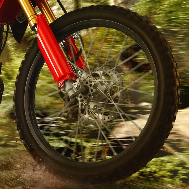 Penggunaan velg aluminum memberikan bobot yang ringan dan kekuatan optimal untuk terus berpetualang dalam semua kondisi.