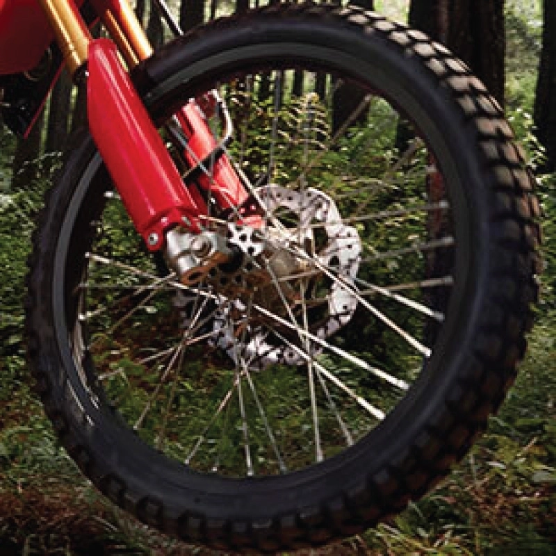 Ukuran ban dan velg yang besar (21 inch untuk bagian depan & 18 inch untuk bagian belakang), serta ban dual purpose yang bisa diandalkan dan siap untuk diajak berpetualang di berbagai kondisi jalan (on-road & off-road).