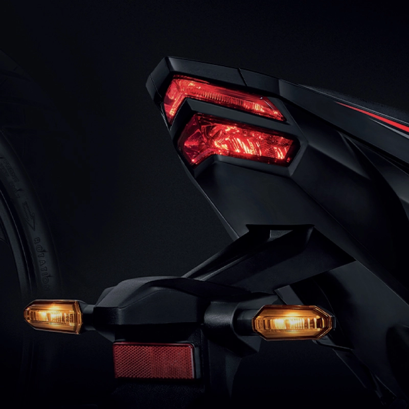 Sinyal lampu hazard sein depan dan belakang akan otomatis menyala saat melakukan pengereman mendadak sehingga membantu pengendara lain lebih cepat untuk melakukan respon *Tersedia di tipe ABS