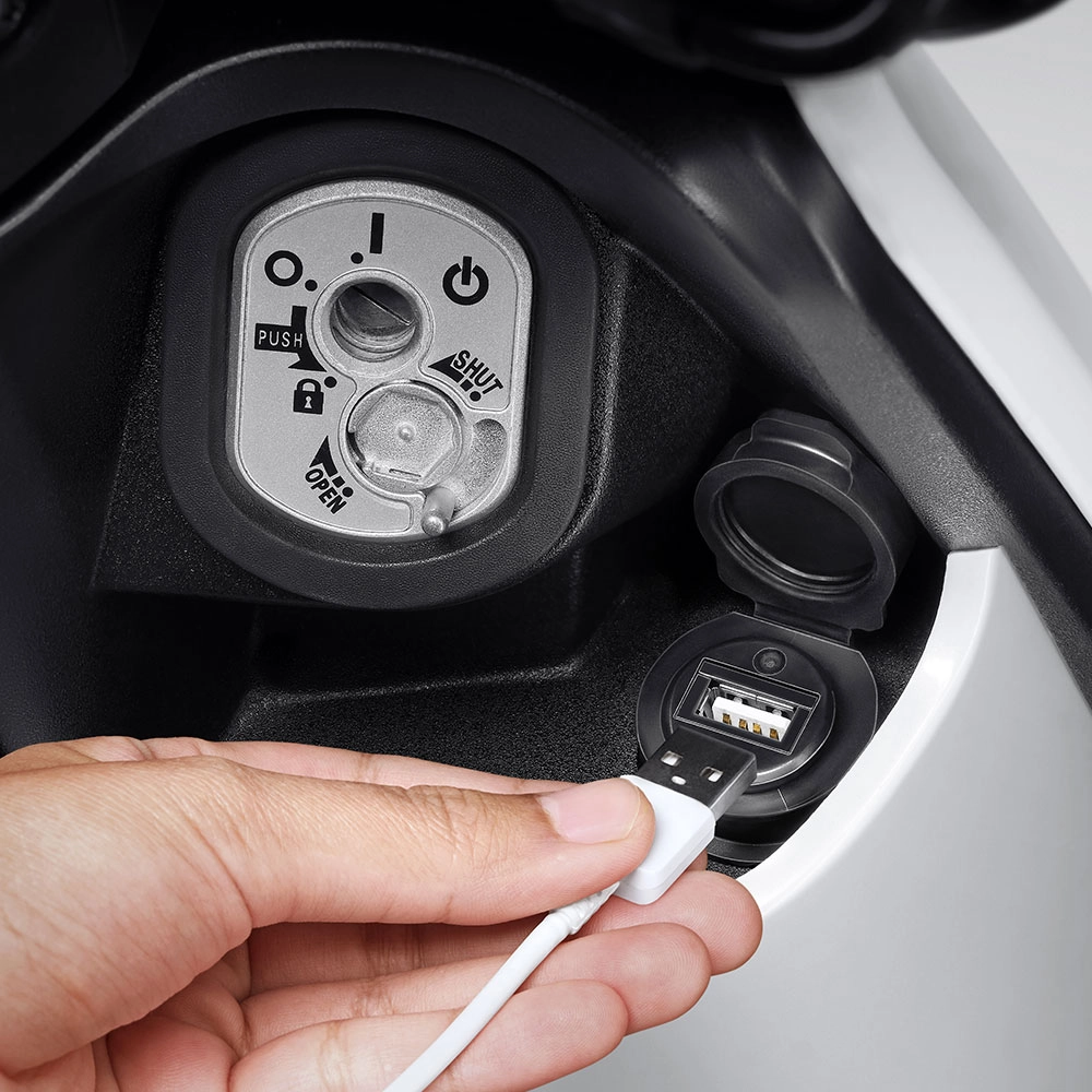 USB charger untuk mempermudah pengisian daya pada gadget. *Daya Maksimal : 5V 2.1A