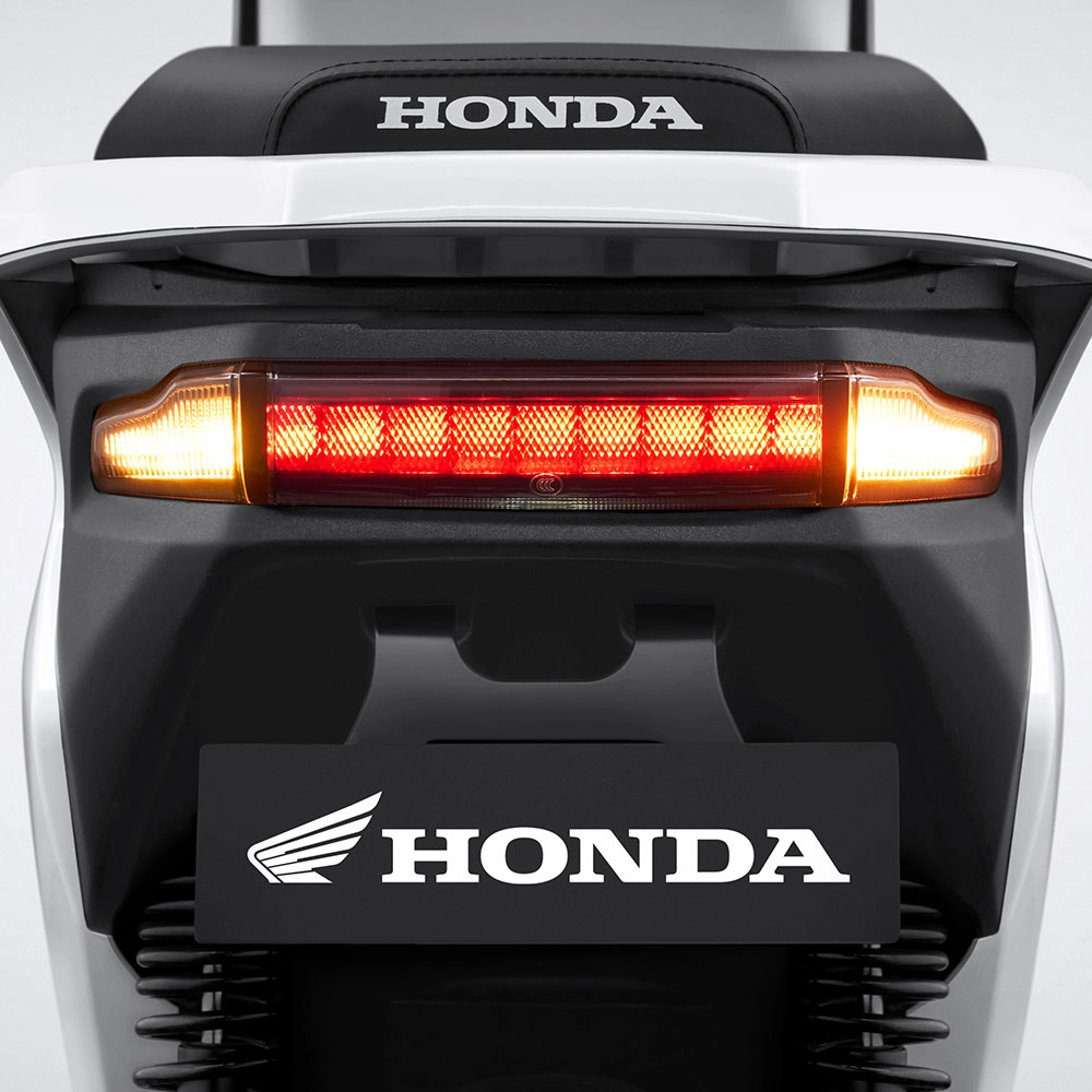 Desain lampu belakang yang modern dan sistem pencahayaan LED yang lebih terang