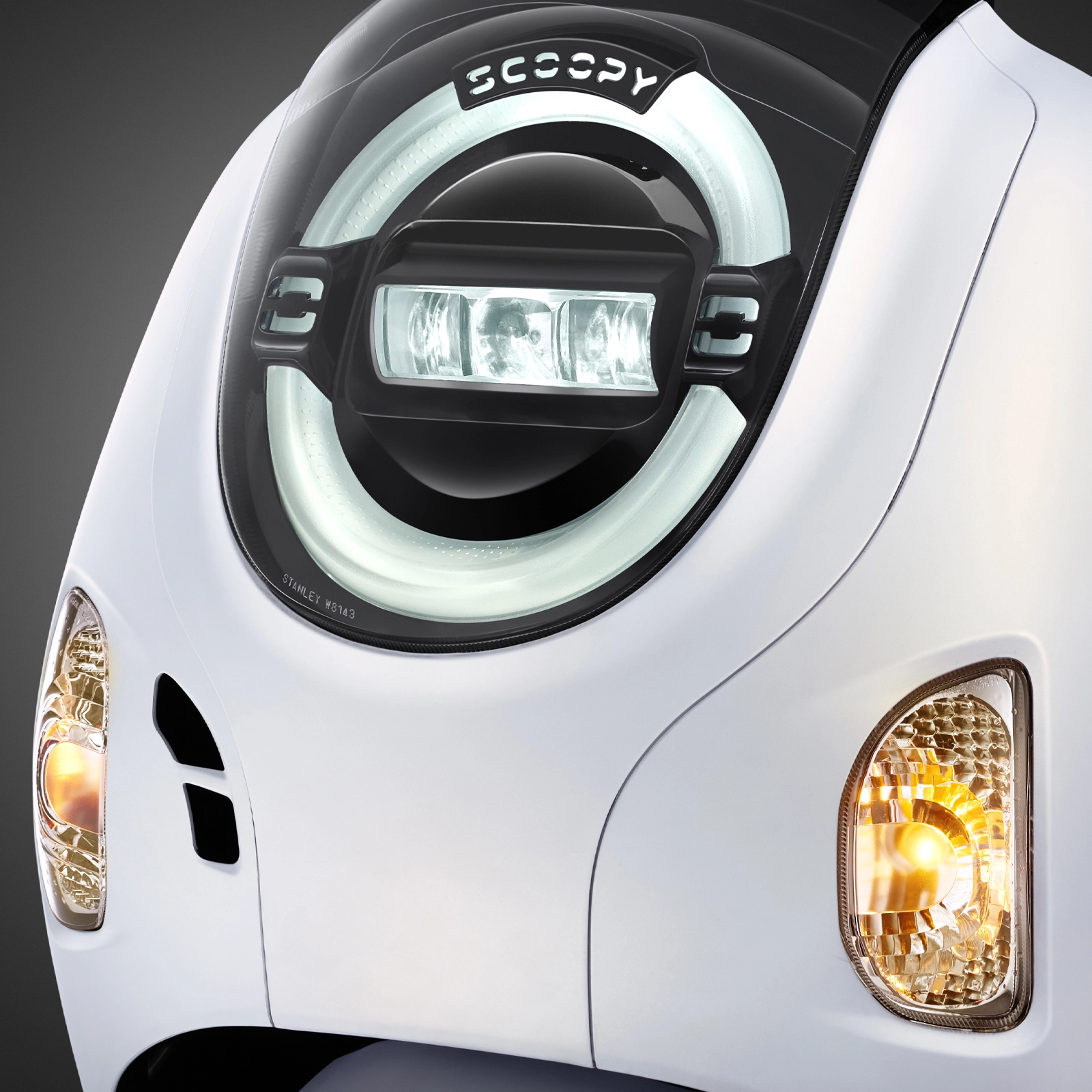 Teknologi LED terbaru dengan Crystal Block memberikan nuansa modern dan unik sebagai motor pertama dengan teknologi Crystal Block.