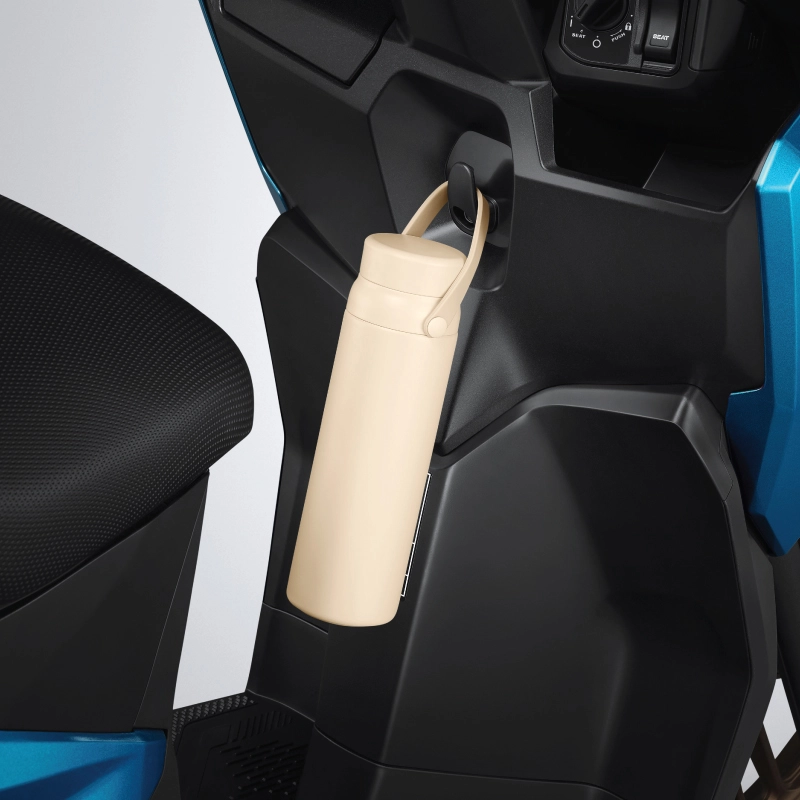 Membawa barang semakin mudah dengan adanya gantungan di depan.