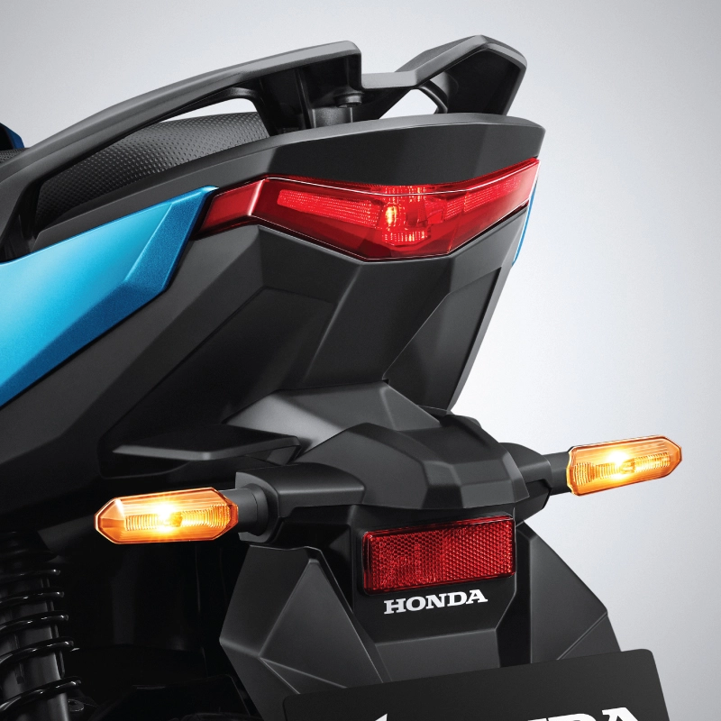 Sistem pencahayaan berdesain Sporty dengan teknologi LED pada semua titik pencahayaan, meliputi lampu belakang serta lampu sein.