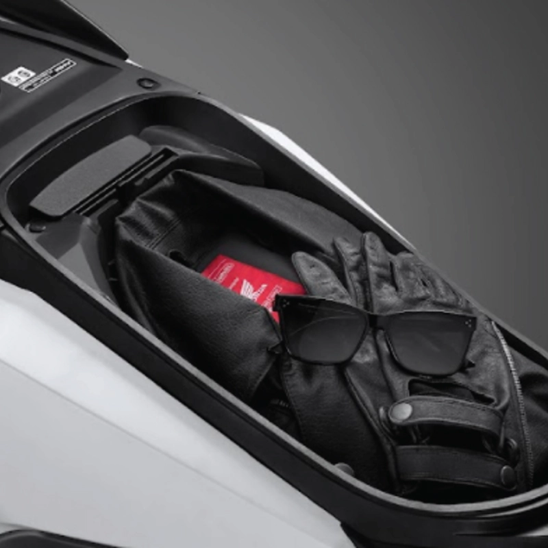 Bagasi serbaguna kapasitas 18 liter mampu menyimpan helm maupun barang lainnya.