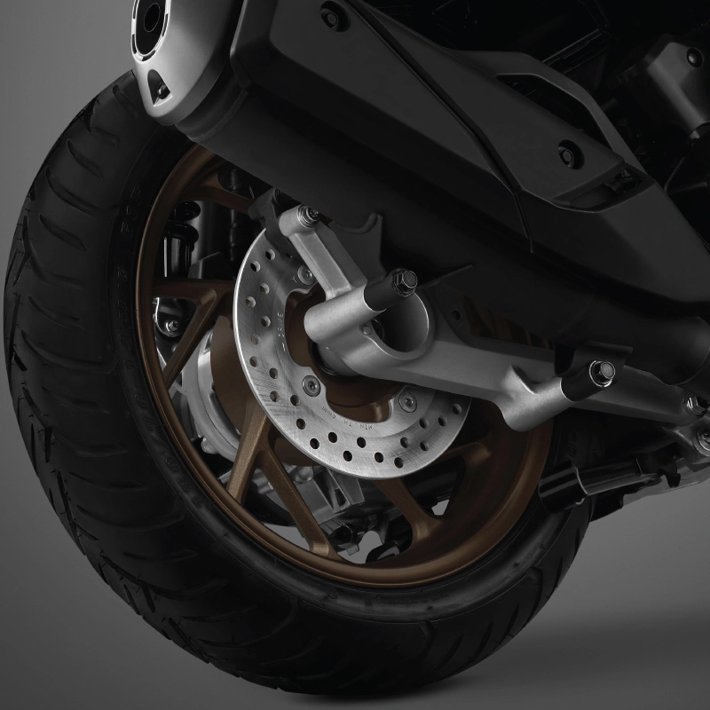 Rem cakram belakang untuk pengereman yang lebih nyaman dan stabil. *Hanya di tipe ABS