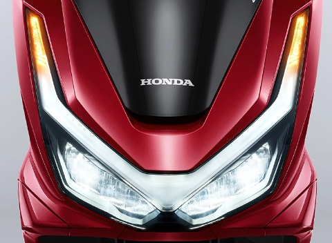 Tampil semakin mewah dan tajam dengan lampu depan yang menggunakan sistem pencahayaan LED sehingga lebih terang.