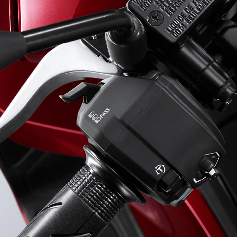 Suspensi belakang dilengkapi dengan tabung untuk mendapatkan performa rebound suspensi lebih baik dan nyaman.​ *Hanya di Tipe RoadSync