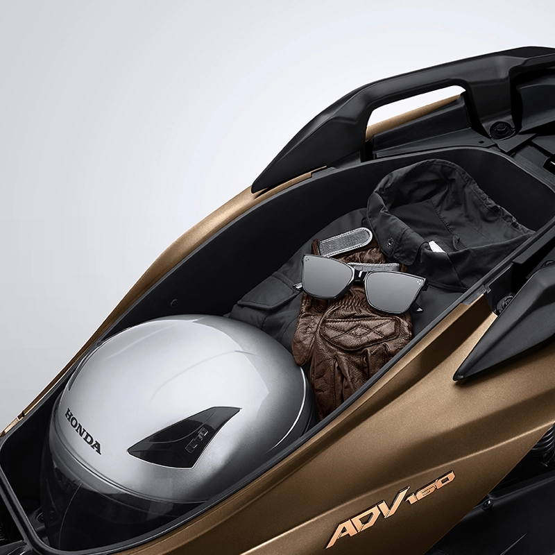 Bagasi berkapasitas besar. Bagasi berkapasitas besar (30 Liter). Dapat digunakan untuk memasukkan helm dan barang-barang lainnya untuk mendukung aktivitas sehari-hari maupun hobby.
