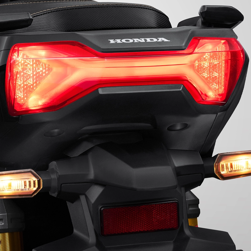 LED Taillight dengan pattern “X” untuk memberikan kesan Gagah dan Tangguh. Dilengkapi dengan Emergency Stop Signal (ESS) untuk keadaan darurat saat pengereman mendadak di kecepatan tinggi”. *ESS hanya tersedia pada tipe ABS.