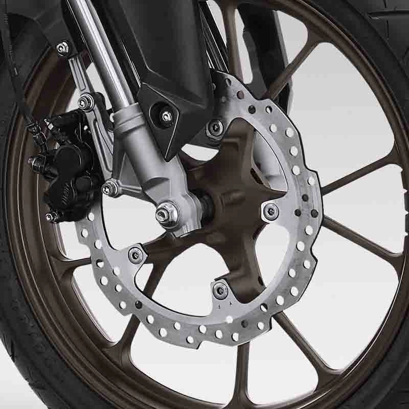 Sistem pengereman dengan wavy disc brake pada bagian depan dan belakang untuk memberikan kemampuan pengereman lebih baik dan memberikan kesan aggresif pada sepeda motor.