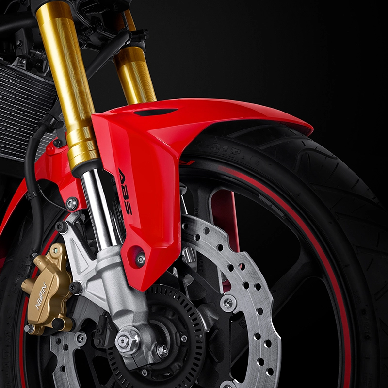 Suspensi bagian depan dengan piston besar yang memberikan kenyamanan dan kestabilan dalam bermanuver di tiap tikungan