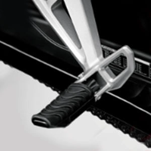 Desain pijakan kaki belakang yang sporti dan minim getaran, memberikan kenyamanan bagi pembonceng.