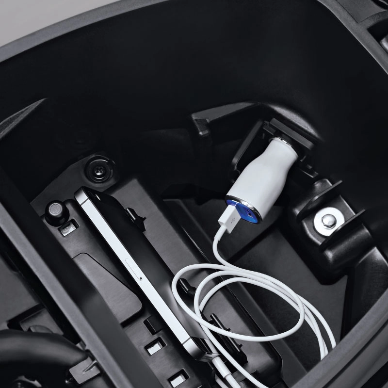 Tanpa ragu rasakan perjalanan mudah dengan fitur charger yang aman dan praktis untuk pengisian daya gadget Anda.