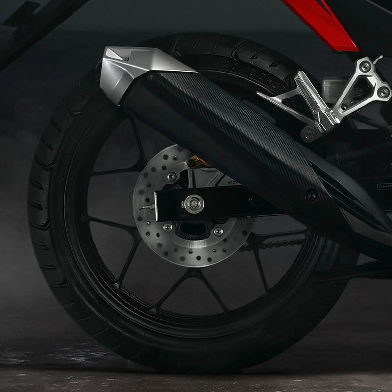 Lebih tangguh dengan ban tubeless lebar, rem cakram depan dan belakang.