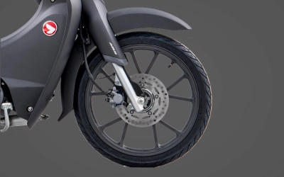 Design velg berbentuk V dilengkapi dengan ban tubeless memberikan rasa nyaman serta menunjang kepraktisan berkendara