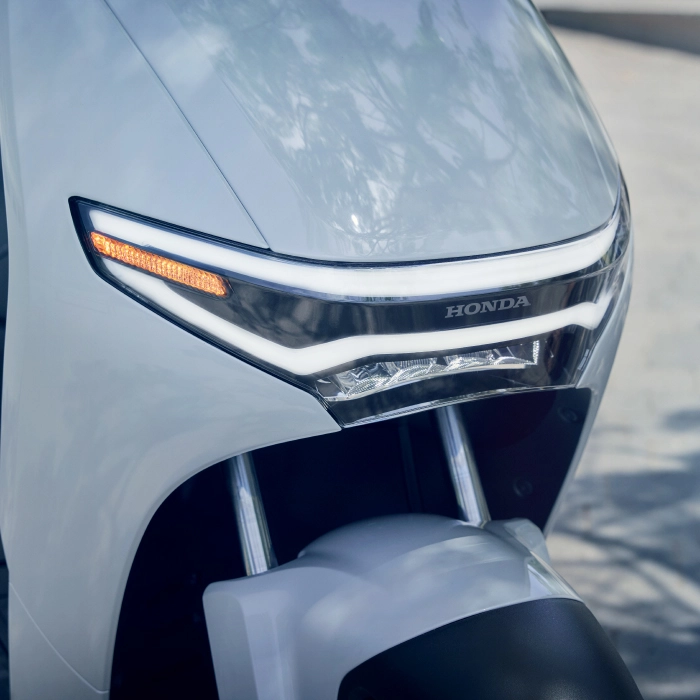 Desain lampu depan yang ikonik dengan sorot cahaya putih yang jernih dan hemat energi.