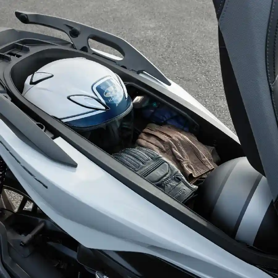 Didesain dengan kapasitas maksimal yang mampu memuat hingga 2 helm sekaligus serta perlengkapan pendukung lainnya. Sangat fleksibel untuk menunjang rutinitas harian maupun menyalurkan hobi Anda.