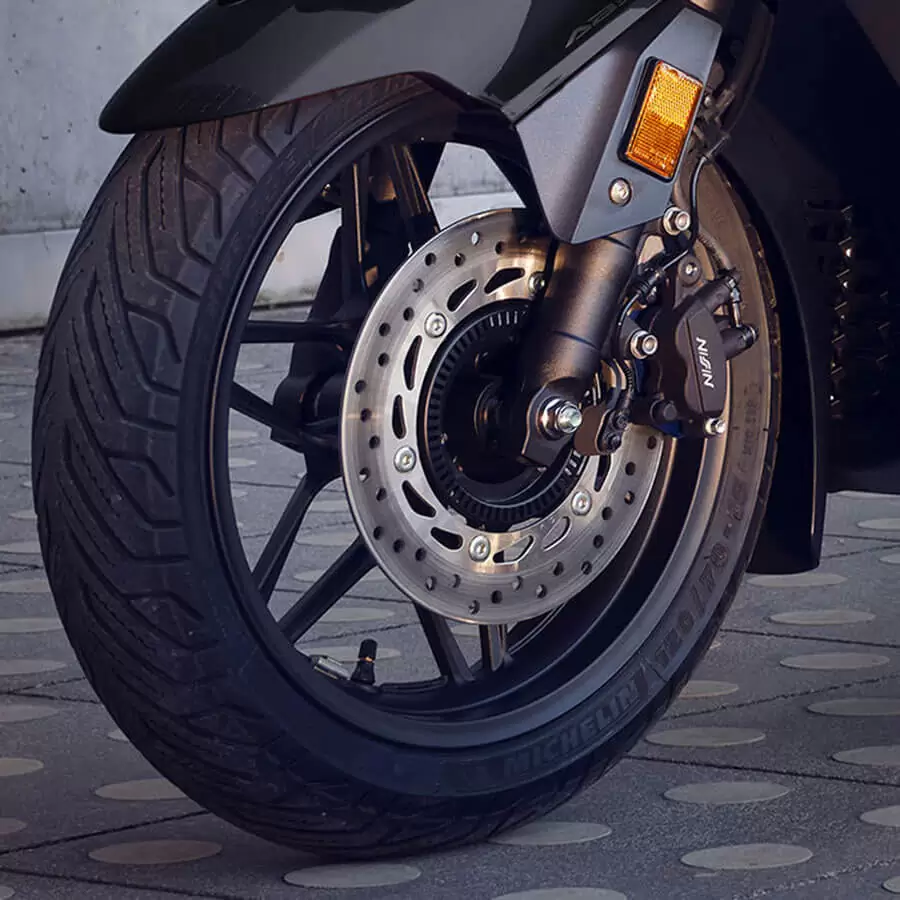 Teknologi pengereman canggih pada roda depan dan belakang yang menjaga kontrol serta stabilitas motor secara optimal, terutama saat melakukan pengereman mendadak di berbagai kondisi jalan.