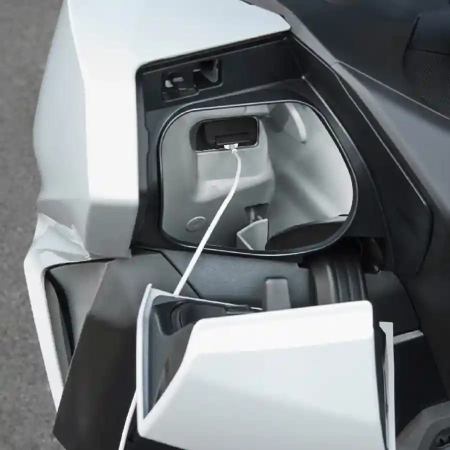 Fitur pengisian daya modern USB Type-C di dalam console box yang praktis, memungkinkan pengisian ulang baterai gadget Anda jadi lebih cepat dan efisien selama perjalanan.