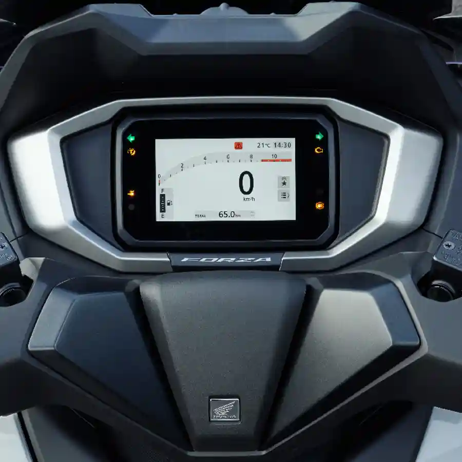 Panel indikator digital full color berlayar TFT 5 inci yang informatif dan modern. Tampilan serta warna latar belakang dapat disesuaikan, menyajikan data berkendara lengkap seperti Tachometer, Tripmeter, hingga rata-rata konsumsi bahan bakar.